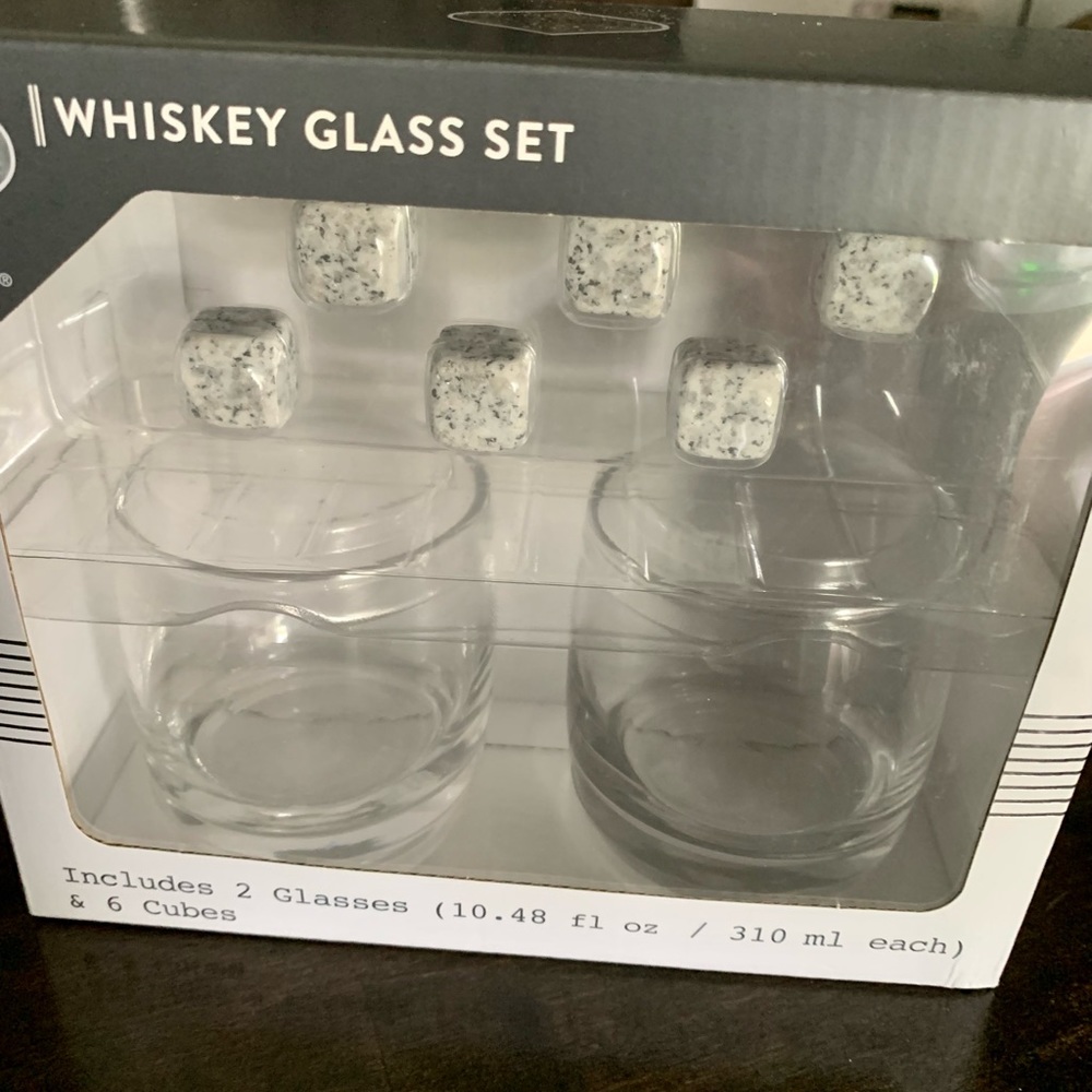 DASHING FINE GIFTS WHISKEY GLASSES AND CUBES GIFT SET. BRAND NEW IN BOX!